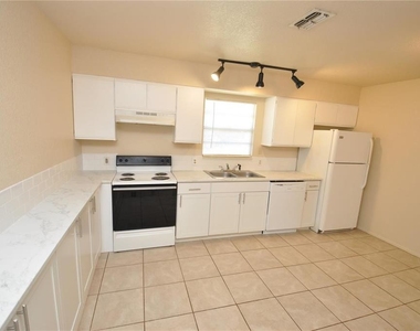 1743 Avenue C Ne - Photo Thumbnail 5