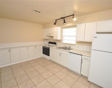 1743 Avenue C Ne - Photo Thumbnail 6