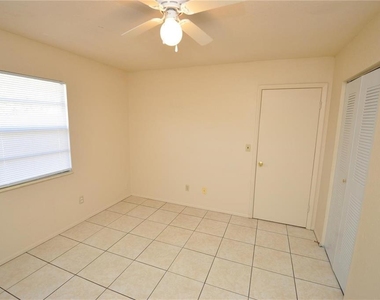 1743 Avenue C Ne - Photo Thumbnail 7