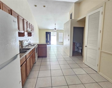 711 Lake Jessie Drive - Photo Thumbnail 3