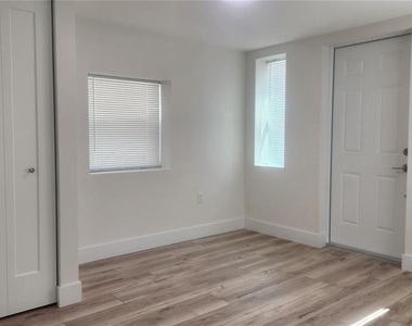 2117 5th Street - Photo Thumbnail 3