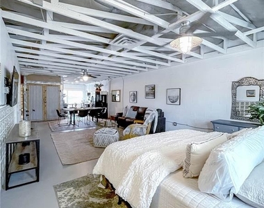 6541 Gateway Avenue - Photo Thumbnail 3