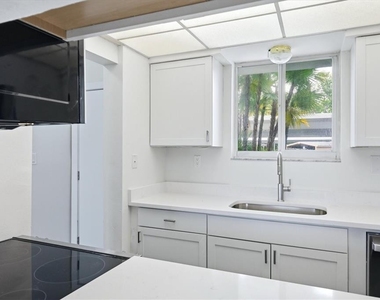 769 John Ringling Boulevard - Photo Thumbnail 10