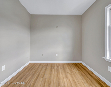 114 E Market Street - Photo Thumbnail 11