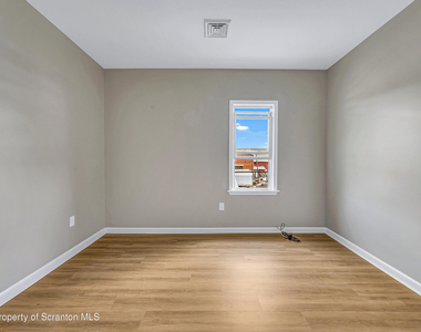 114 E Market Street - Photo Thumbnail 12