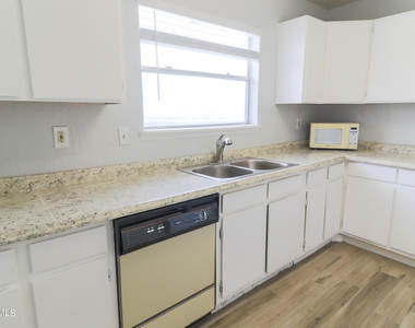 4800 N Stanton Street - Photo Thumbnail 4