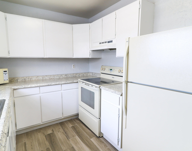 4800 N Stanton Street - Photo Thumbnail 3