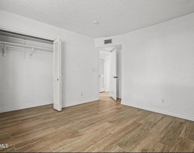 5233 White Oak Drive - Photo Thumbnail 24