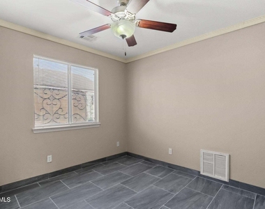 804 Desert Cactus Drive - Photo Thumbnail 11