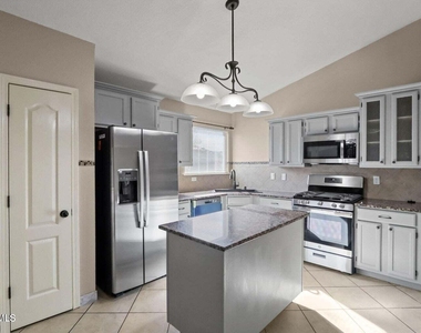 804 Desert Cactus Drive - Photo Thumbnail 5