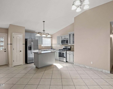 804 Desert Cactus Drive - Photo Thumbnail 6