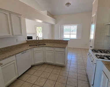 1529 Plaza Verde Drive - Photo Thumbnail 3