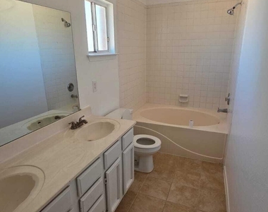 1529 Plaza Verde Drive - Photo Thumbnail 11