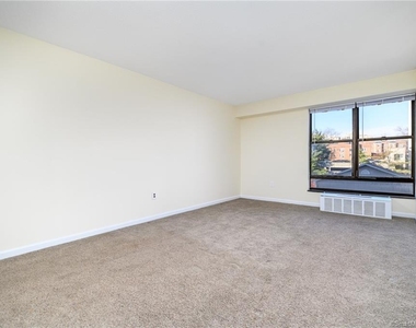 44 Strawberry Hill Avenue - Photo Thumbnail 16