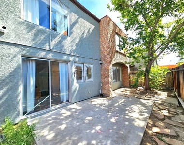 1460 Hialeah Drive - Photo Thumbnail 16