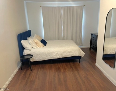 1460 Hialeah Drive - Photo Thumbnail 10