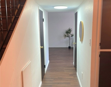 1460 Hialeah Drive - Photo Thumbnail 6
