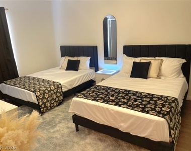 1460 Hialeah Drive - Photo Thumbnail 9