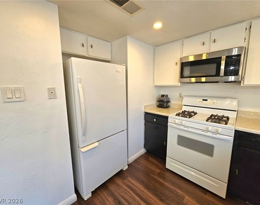 1460 Hialeah Drive - Photo Thumbnail 3