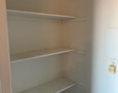 231 W Horizon Ridge Parkway - Photo Thumbnail 4