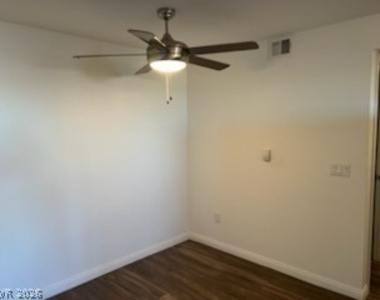 231 W Horizon Ridge Parkway - Photo Thumbnail 5