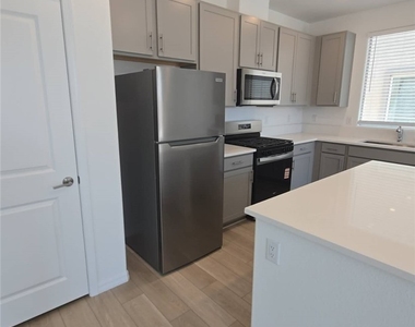 5925 Obsidian Sky Avenue - Photo Thumbnail 32