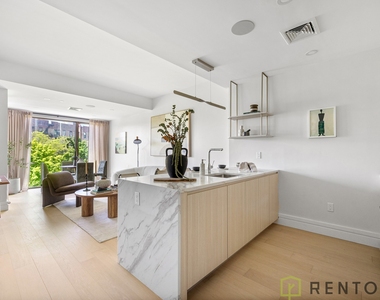 960 Franklin Avenue - Photo Thumbnail 2