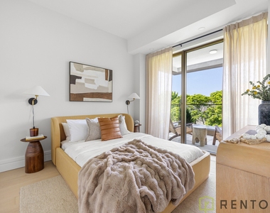 960 Franklin Avenue - Photo Thumbnail 5