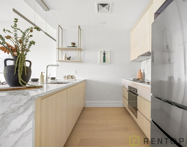 960 Franklin Avenue - Photo Thumbnail 4