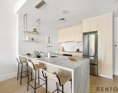960 Franklin Avenue - Photo Thumbnail 3