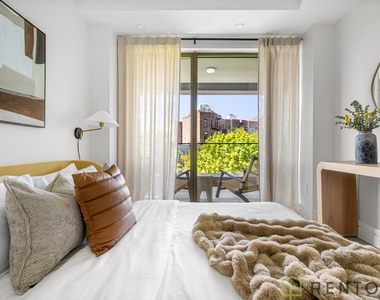 960 Franklin Avenue - Photo Thumbnail 9