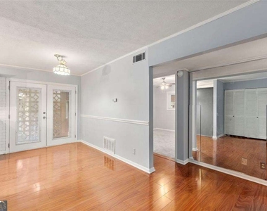 1822 N Rock Springs - Photo Thumbnail 9
