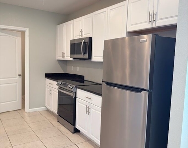 123 College Street - Photo Thumbnail 11