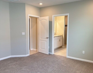 123 College Street - Photo Thumbnail 13