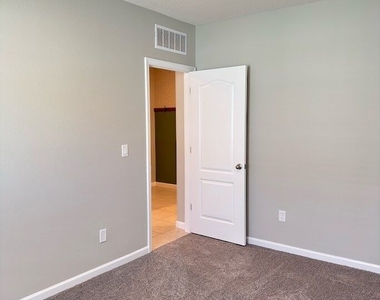123 College Street - Photo Thumbnail 8