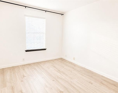 2743 Hyde Park Drive - Photo Thumbnail 19