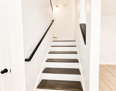 2743 Hyde Park Drive - Photo Thumbnail 9
