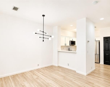 2743 Hyde Park Drive - Photo Thumbnail 6