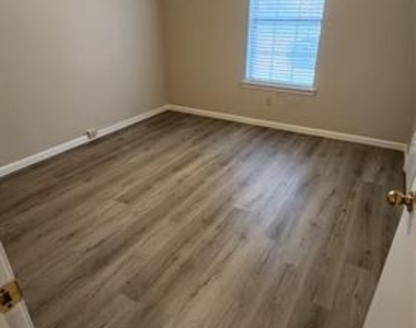 520 Kirkland Drive - Photo Thumbnail 9