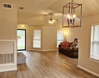 520 Kirkland Drive - Photo Thumbnail 1
