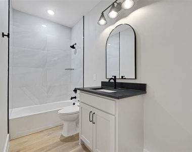 408 Foch Street - Photo Thumbnail 5