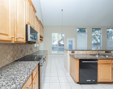 2404 Heather Glen Drive - Photo Thumbnail 16