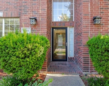 2404 Heather Glen Drive - Photo Thumbnail 4