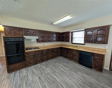 1605 Maple Drive - Photo Thumbnail 4