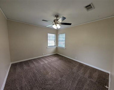 1605 Maple Drive - Photo Thumbnail 7