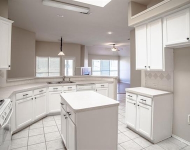 6823 Woodcrest Lane - Photo Thumbnail 7