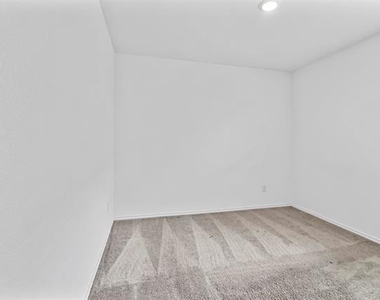 518 Olmstead Drive - Photo Thumbnail 7