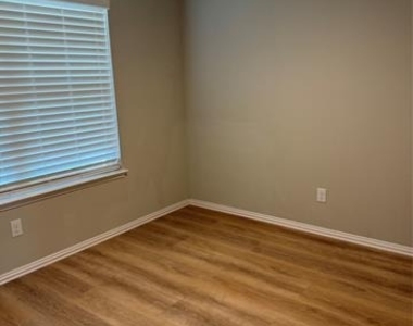 102 Rock Creek Lane - Photo Thumbnail 7