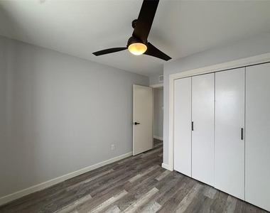 6646 E Lovers Lane - Photo Thumbnail 9