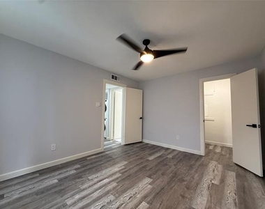 6646 E Lovers Lane - Photo Thumbnail 7